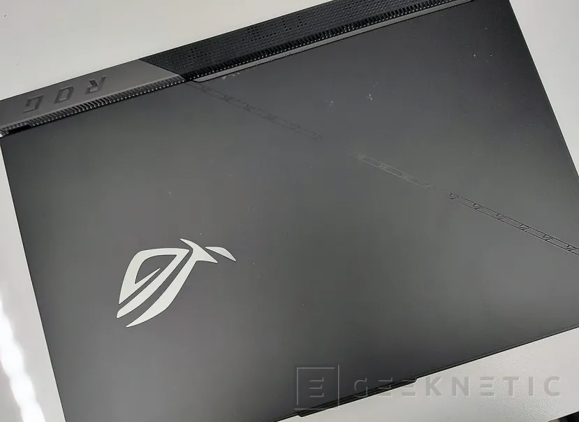 Geeknetic ASUS ROG Strix SCAR 17 X3D G733PYV Review con AMD Ryzen 9 7945HX3D 2