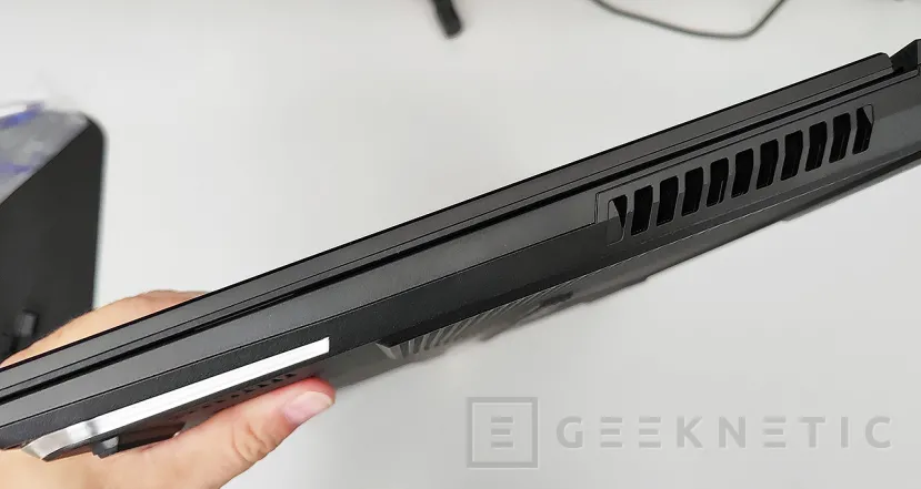 Geeknetic ASUS ROG Strix SCAR 17 X3D G733PYV Review con AMD Ryzen 9 7945HX3D 13